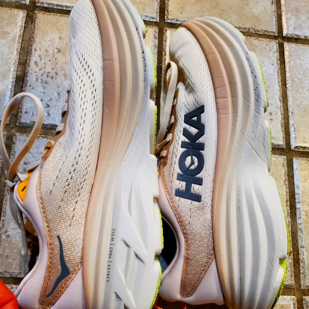 Womens Hoka Bondi 8 size 8.5